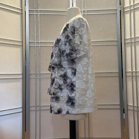 *AGB Woman White & Black Lacey Short Sleeved Top - Picture 4 of 5